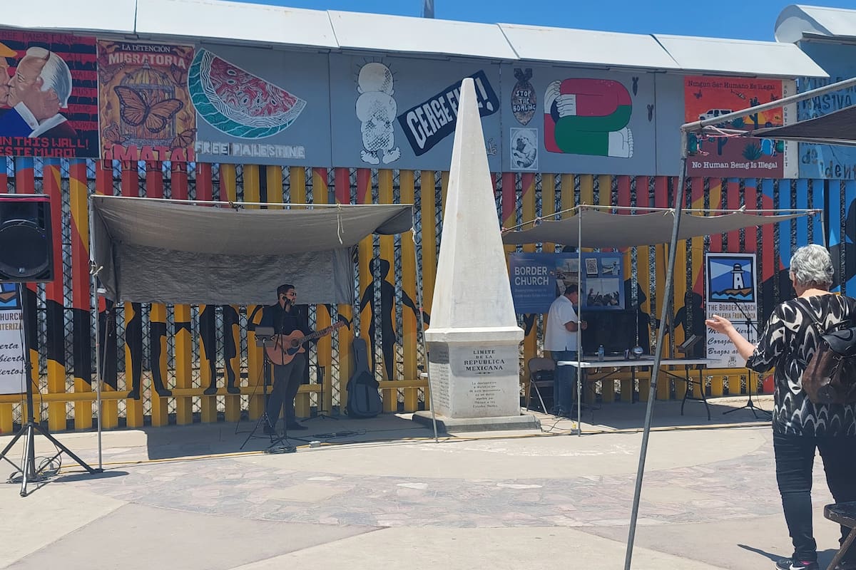 Oran por quienes resienten las leyes migratorias en EU