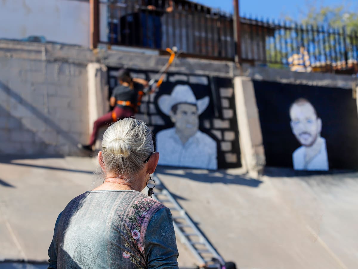 El pasado sábado se inauguró un mural en honor a Sunshine Antonio Rodríguez Peña, líder pesquero de San Felipe, ubicado junto a la obra de Carlos Manzo, ambos asesinados. Al evento asistieron familiares del homenajeado para rendir tributo a su memoria y legado. (Foto: Juan J. Morales)