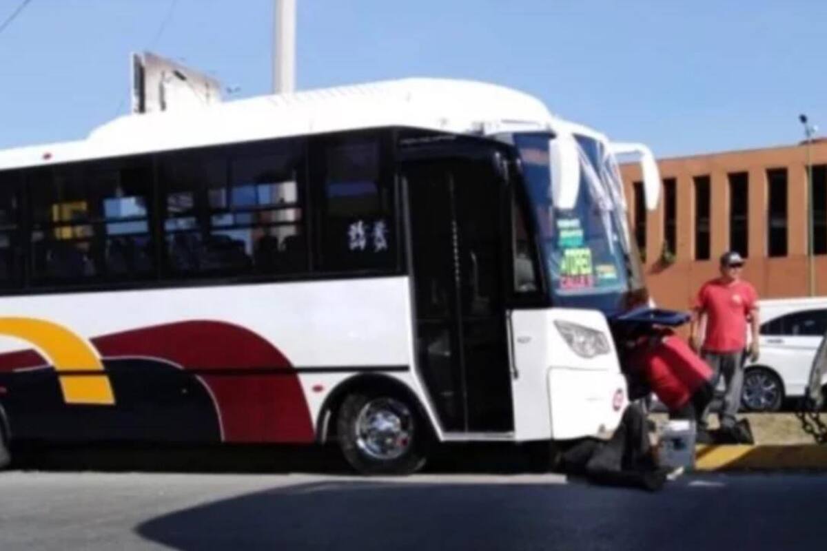 Queda su camión sin frenos, baja arreglarlo y pierde la vida aplastado