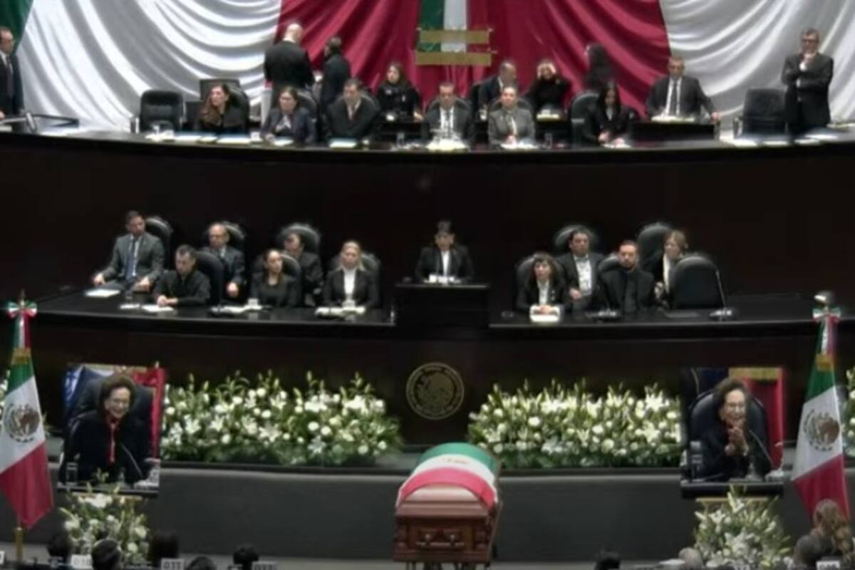 VIDEO: Así llega féretro de Ifigenia Martínez a la cámara de Diputados