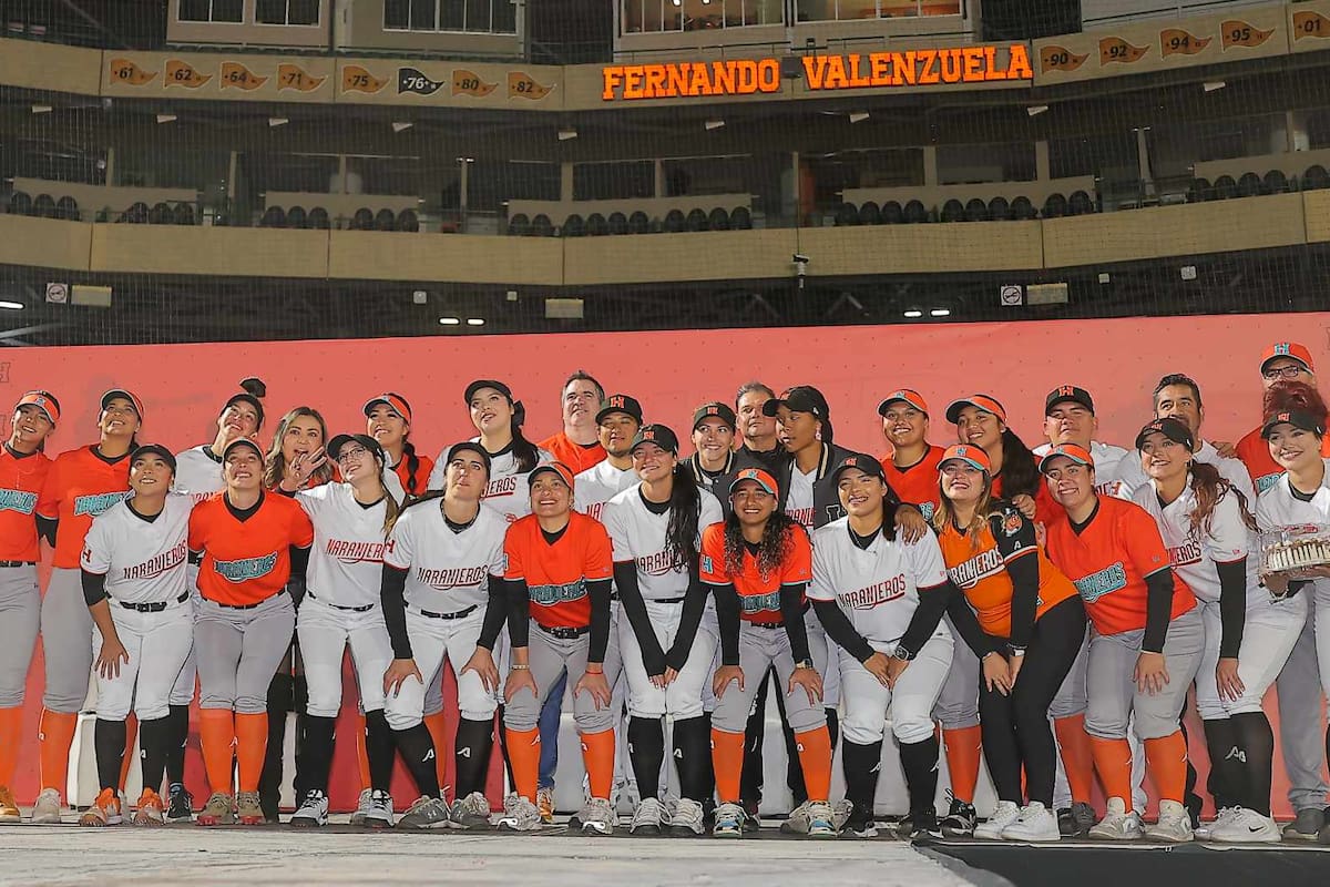 Presentan Naranjeros a su equipo de softbol femenil
