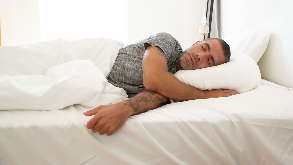 Estudios indican que los colchones de firmeza media mejoran la calidad del sueño y reducen molestias musculares/Foto: Canva