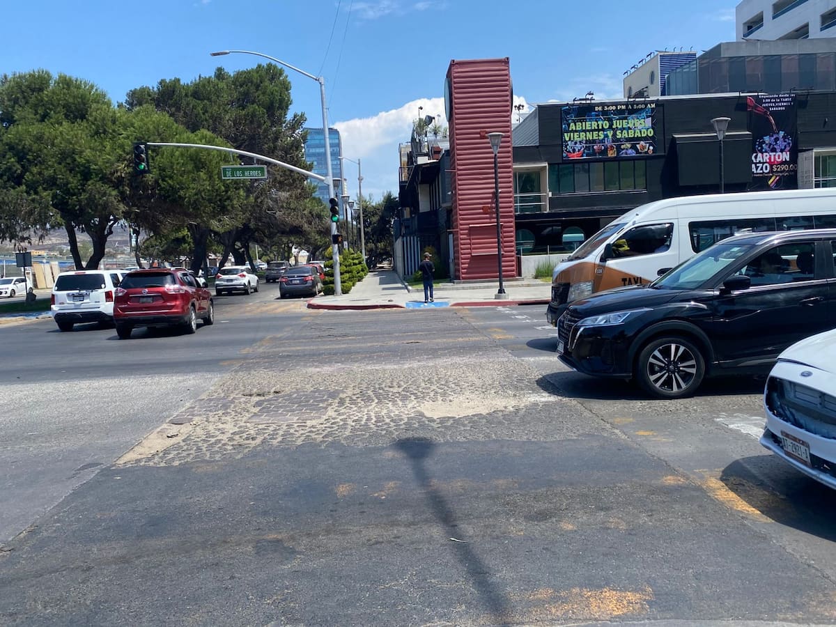 El desperfecto se encuentra justo en el retorno que utilizan conductores que buscan ingresar nuevamente hacía Plaza Río o dirigirse a la Zona Centro. Foto: Emmanuel Castañeda