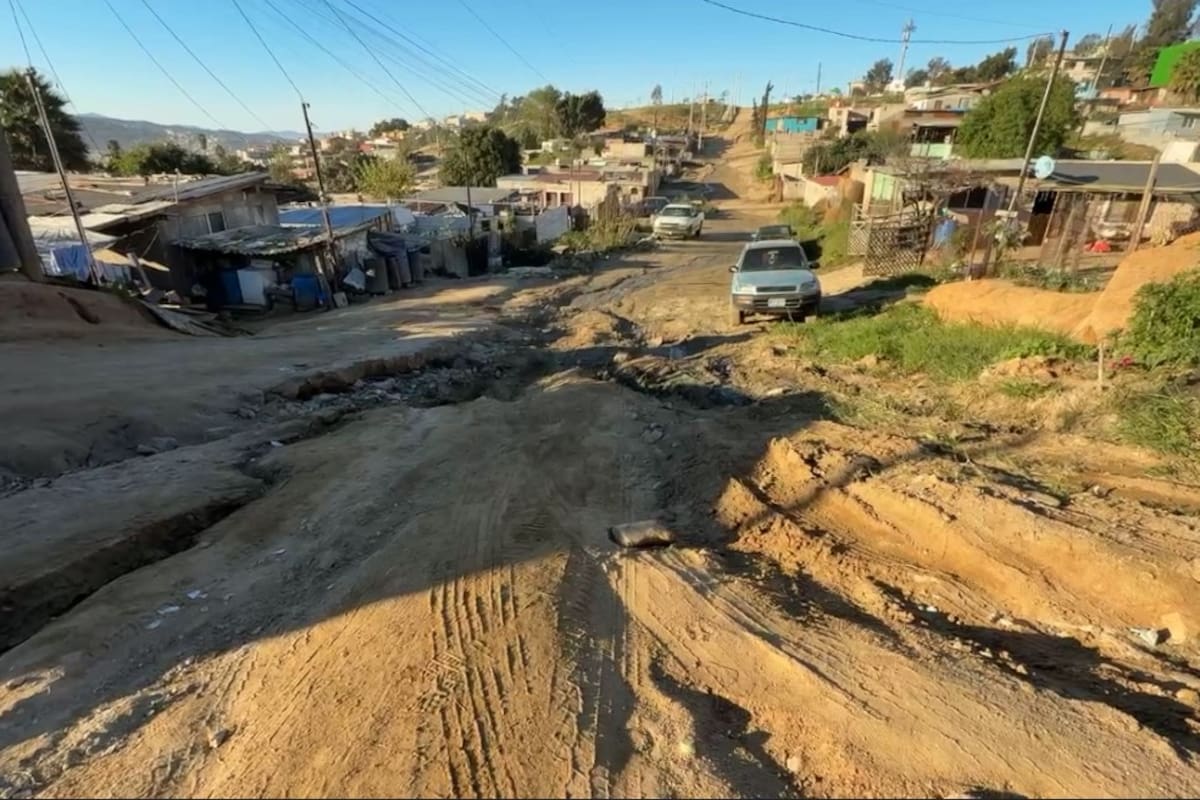 Calles destrozadas en la Colonia 89 en Ensenada