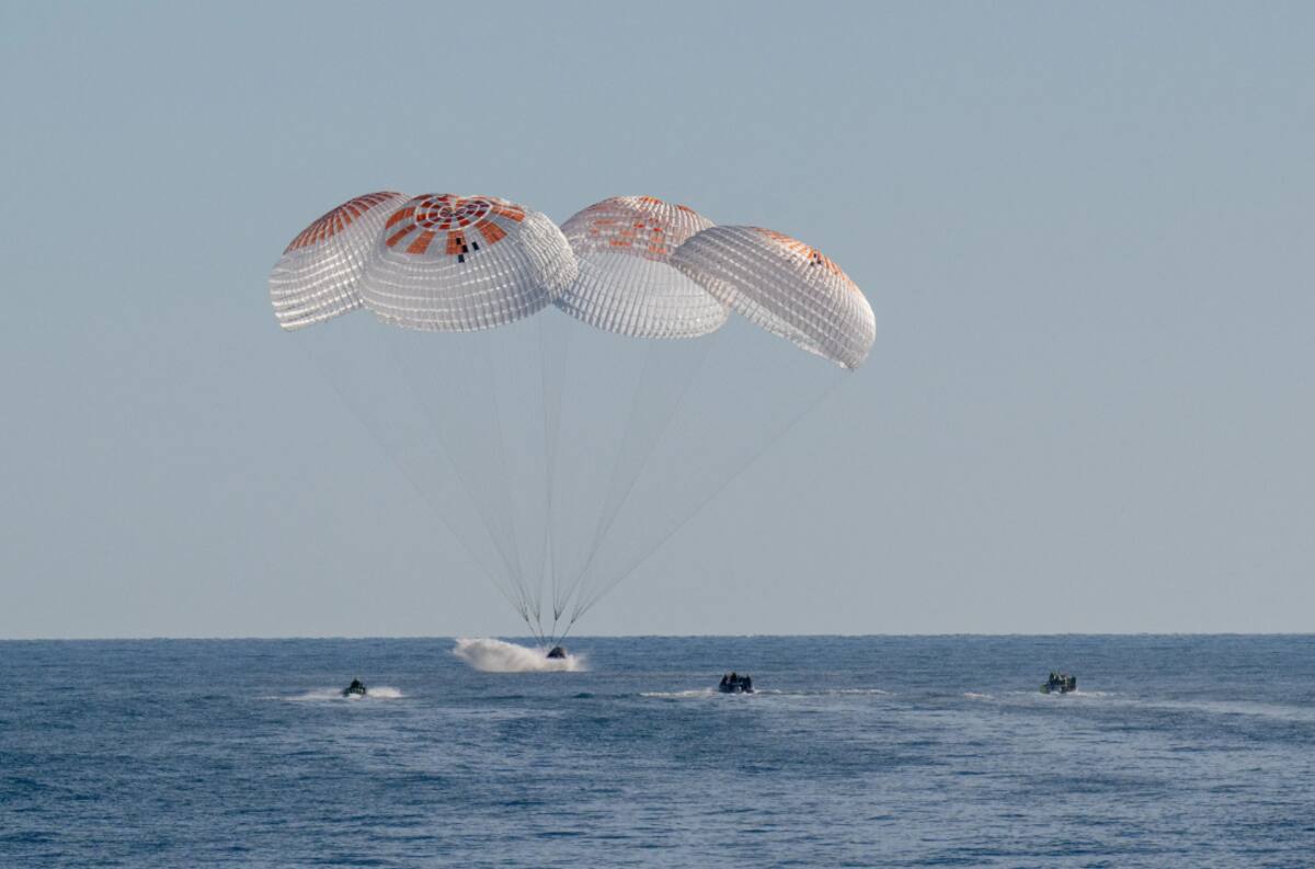 Los astronautas de la NASA Nick Hague, Suni Williams, Butch Wilmore y el cosmonauta de Roscosmos Aleksandr Gorbunov aterrizan en una nave espacial SpaceX Dragon en el agua frente a la costa de Tallahassee, Florida, el 18 de marzo de 2025. / NASA.