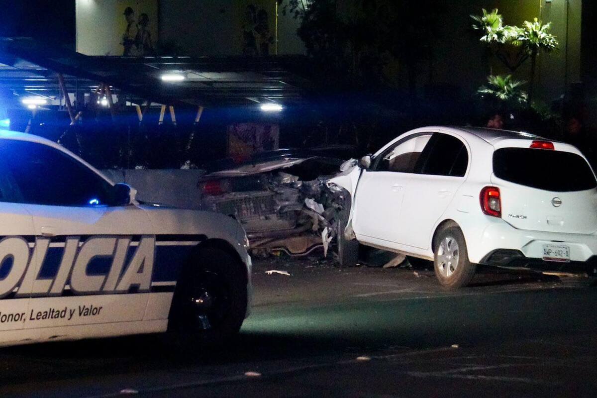 Chofer de plataforma prensa vehículo contra muro de contención