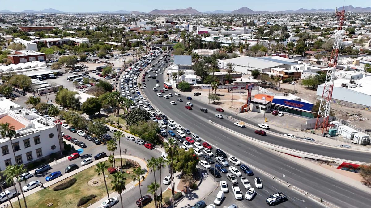 Sindicato de la UNISON bloquea calles en protesta por falta de avances en negociaciones
Foto: Julián Ortega.