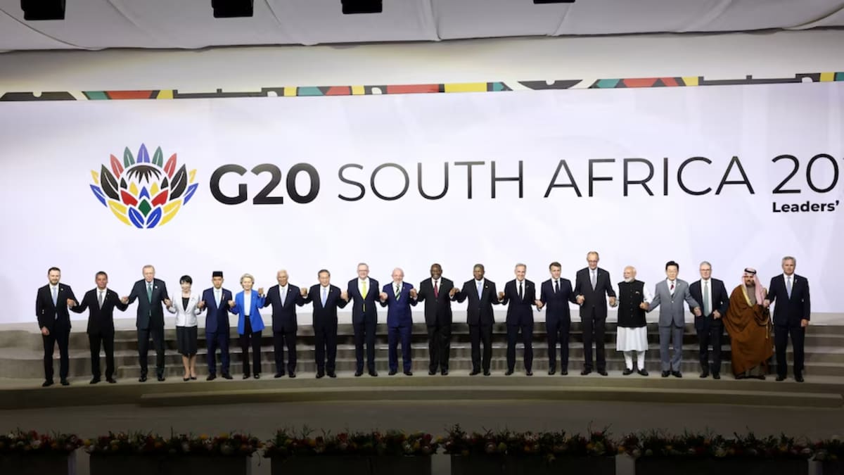 Los líderes posan para una foto familiar en el primer día de la Cumbre de Líderes del G20 en el Centro de Exposiciones Nasrec en Johannesburgo, Sudáfrica, el 22 de noviembre de 2025. REUTERS