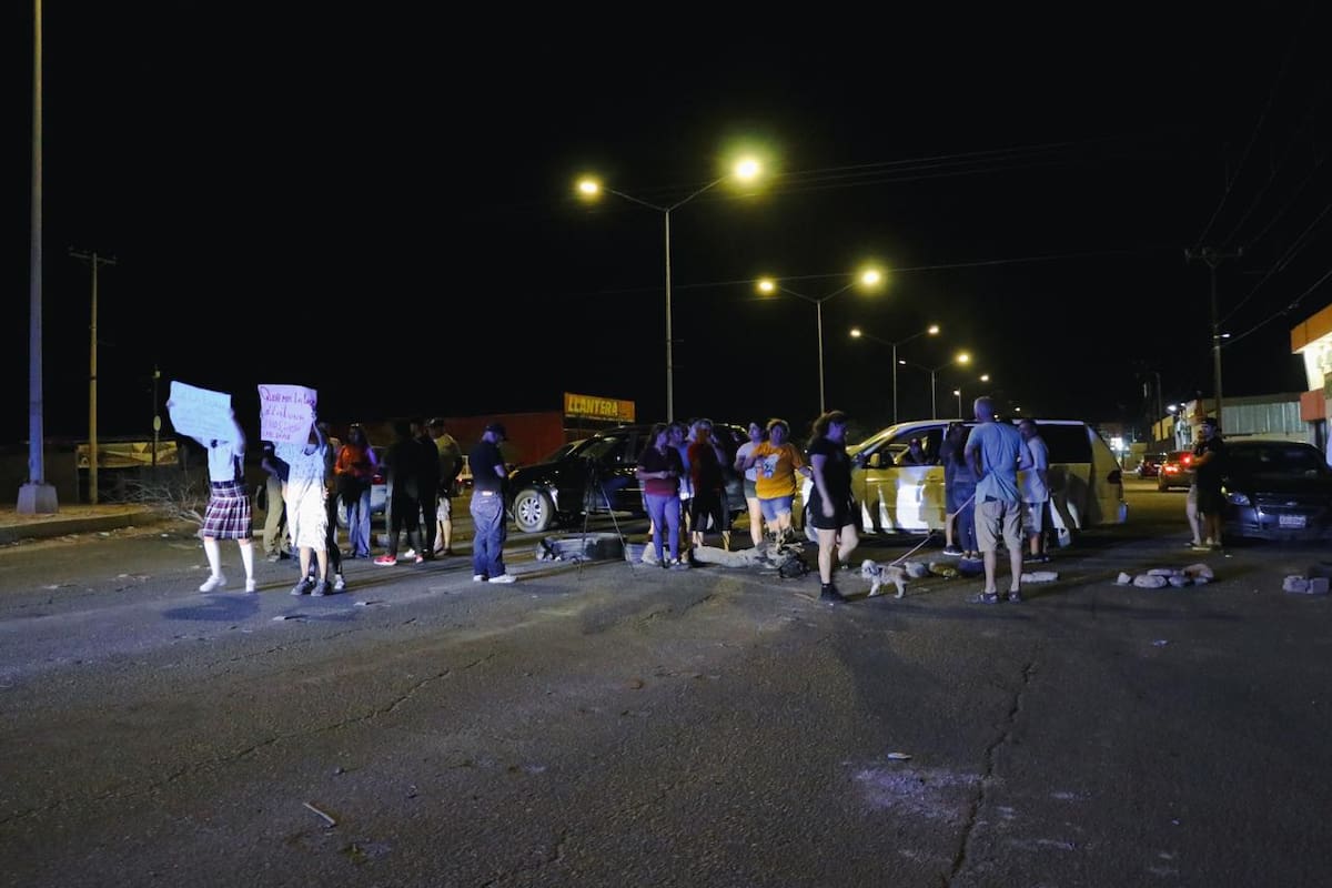 Vecinos de La Luna bloquean vialidades por cuarto día sin luz