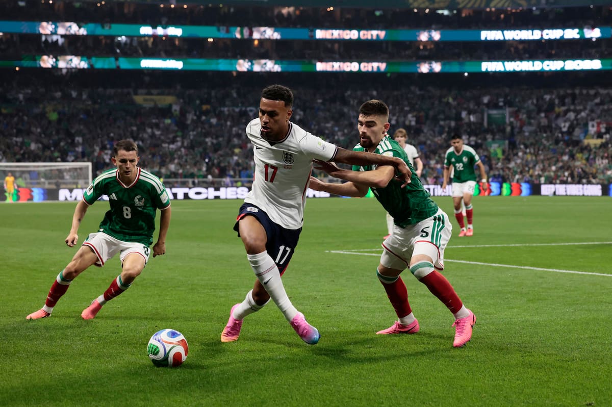La defensa mexicana no dejaba respirar a los ingleses en el juego de octavos de final. (Foto: EFE)