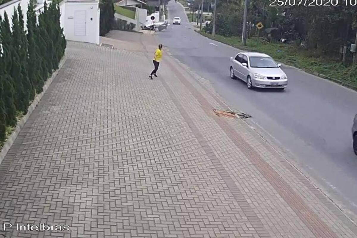 Avioneta cae en plena calle