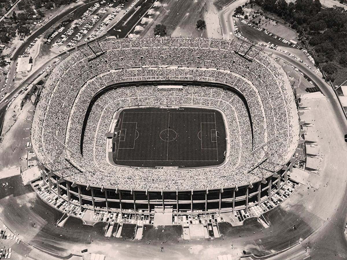 El Estadio Azteca con su diseño original sin techo y con torres de luz en las esquinas. (Foto: Cortesía)
