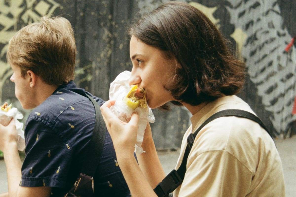 Cuando la comida responde a las emociones: qué es el hambre emocional y cómo identificarla