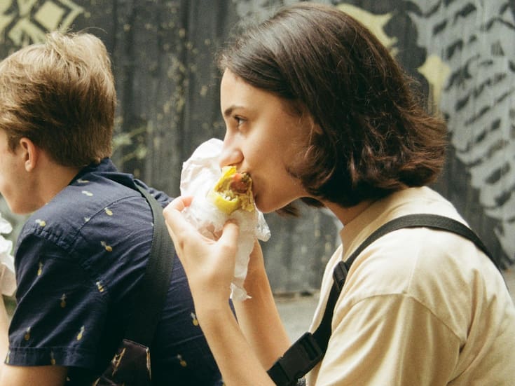 Cuando la comida responde a las emociones: qué es el hambre emocional y cómo identificarla