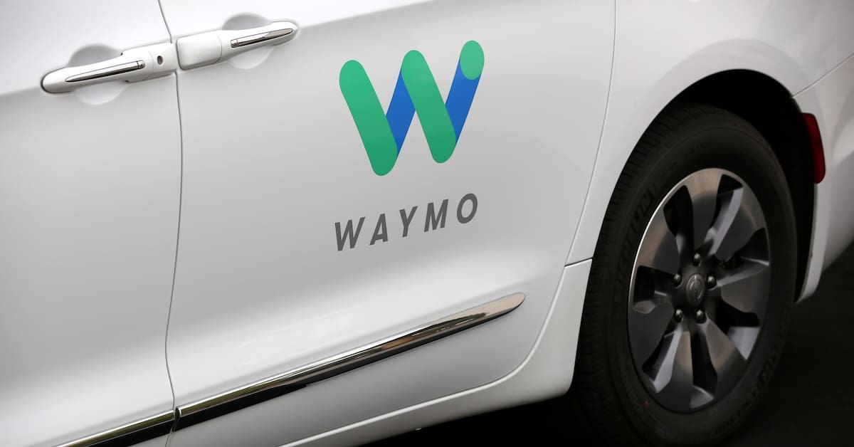 El uso de sensores, mapas detallados y software de inteligencia artificial permite que el vehículo actúe como un “conductor digital”, ajustando su comportamiento según las condiciones de tráfico y el entorno. Foto: Reuters