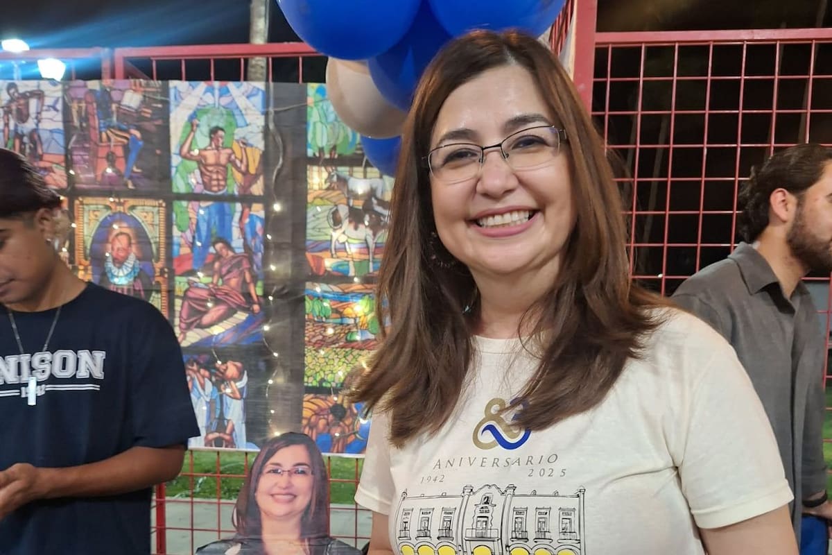 Estudiante realiza emprendimiento de paletas y raspados con la imagen de la rectora de la Unison, Dena María de Jesús Camarena