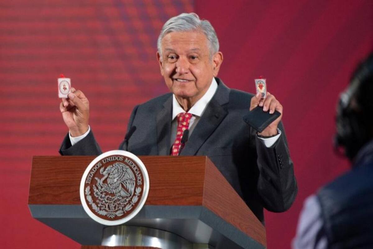 AMLO muestra sus escudos protectores contra adversarios y epidemias