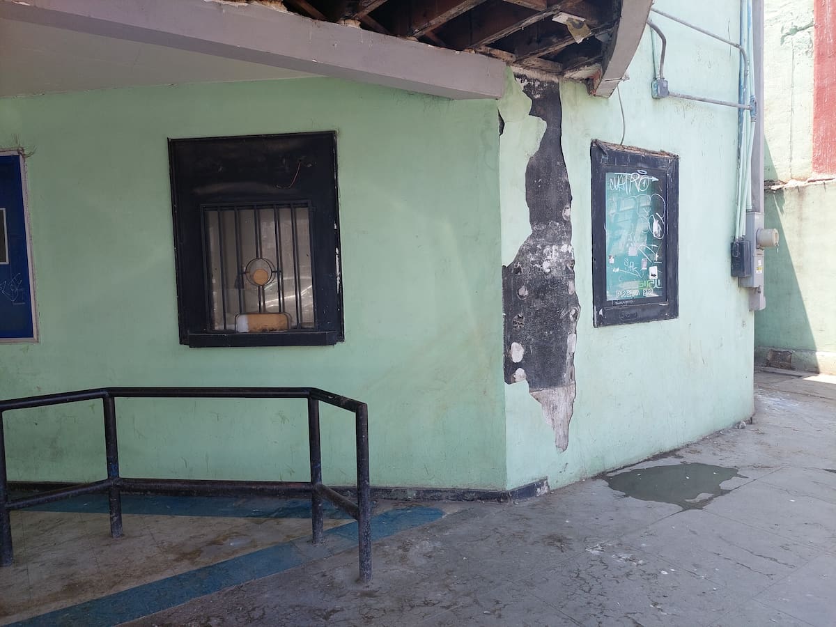 Actualmente el inmueble luce con grietas en las paredes, además de múltiples manchas de mugre y orines en el piso de la banqueta. Foto: Cortesía
