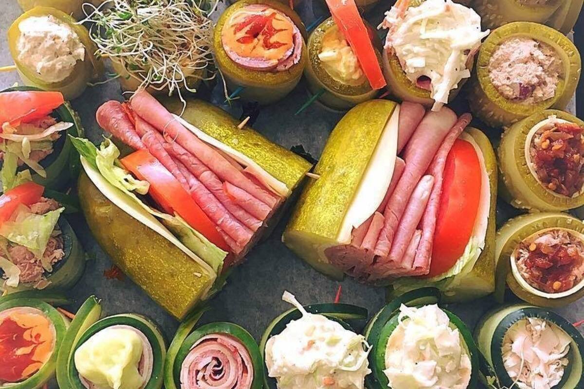 Restaurante usa enormes pepinillos en lugar de pan para sus sándwiches