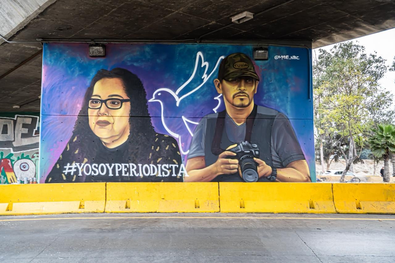 El colectivo “Yo Sí Soy Periodista” y el artista Mode Orozco realizaron la obra en el puente de la calle Segunda como acto de memoria y dignificación del oficio periodístico. Foto: Border Zoom