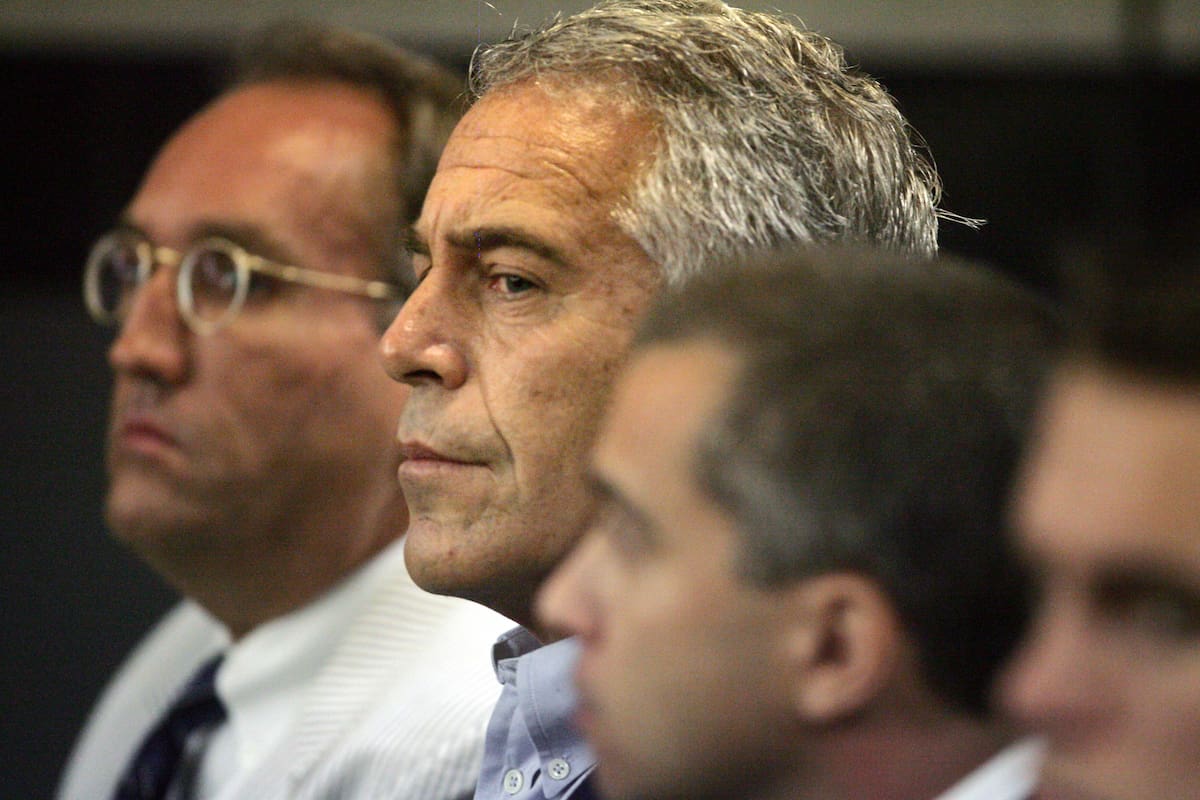En esta imagen de archivo, tomada el 30 de julio de 2008, Jeffrey Epstein comparece ante un tribunal en West Palm Beach, Florida. (AP Foto/Palm Beach Post, Uma Sanghvi, archivo)