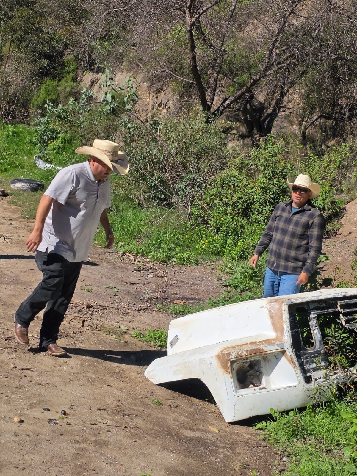 Un grupo de ciudadanos llevó a cabo una jornada de limpieza en el Cañón Rosarito, ante la gran cantidad de basura acumulada en el camino que conecta con distintas rancherías del lugar. Foto: Cortesía