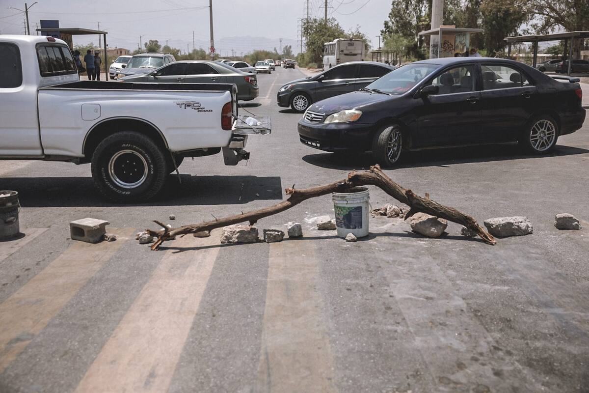 Vecinos de la colonia San José bloquean carretera Santa Isabel por apagón de 20 horas