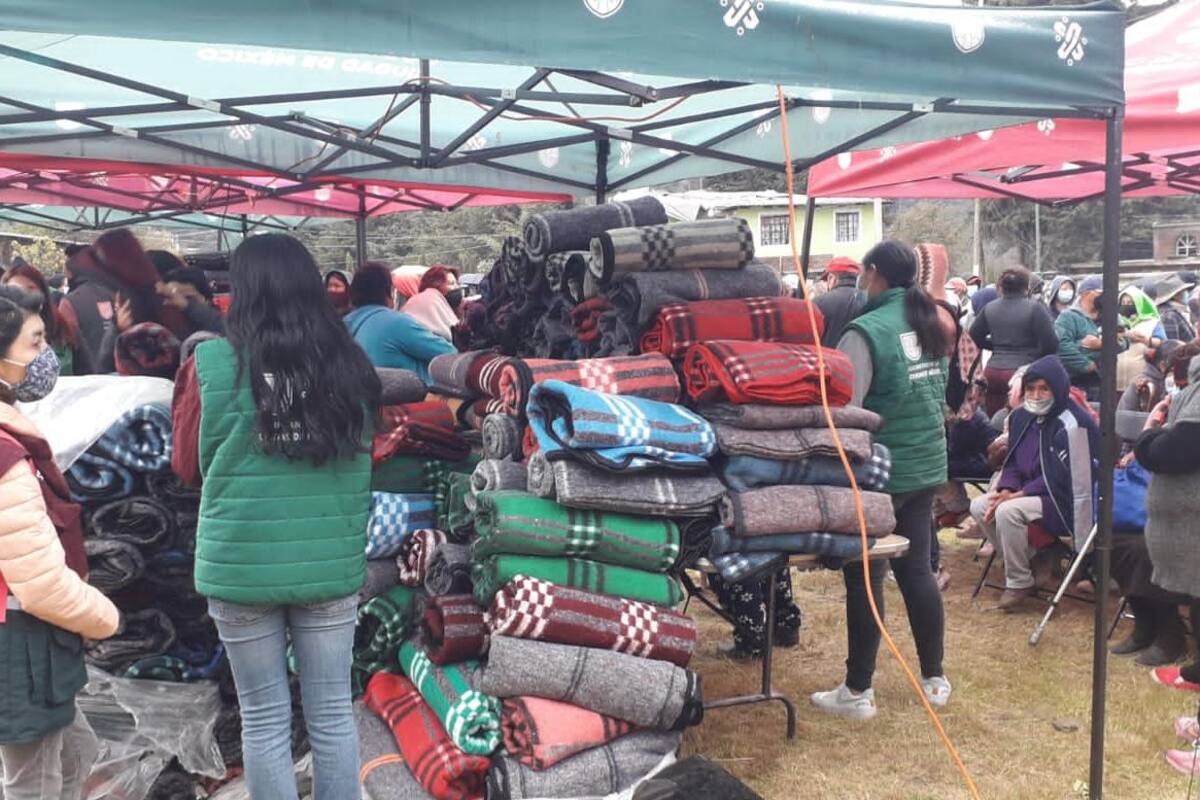 La CDMX te abriga: entregan cobijas, sudaderas y alimento a personas en situación de calle