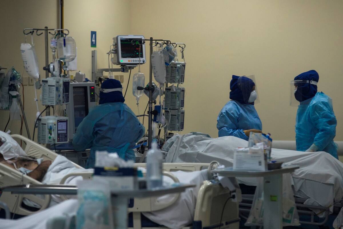 Personal sanitario atiende a un paciente afectado por la COVID-19, el 2 de julio de 2020, en la Unidad de Cuidados Intensivos del Hospital Clínico de la Universidad de Chile, en Santiago (Chile). EFE/ Alberto Valdes/Archivo