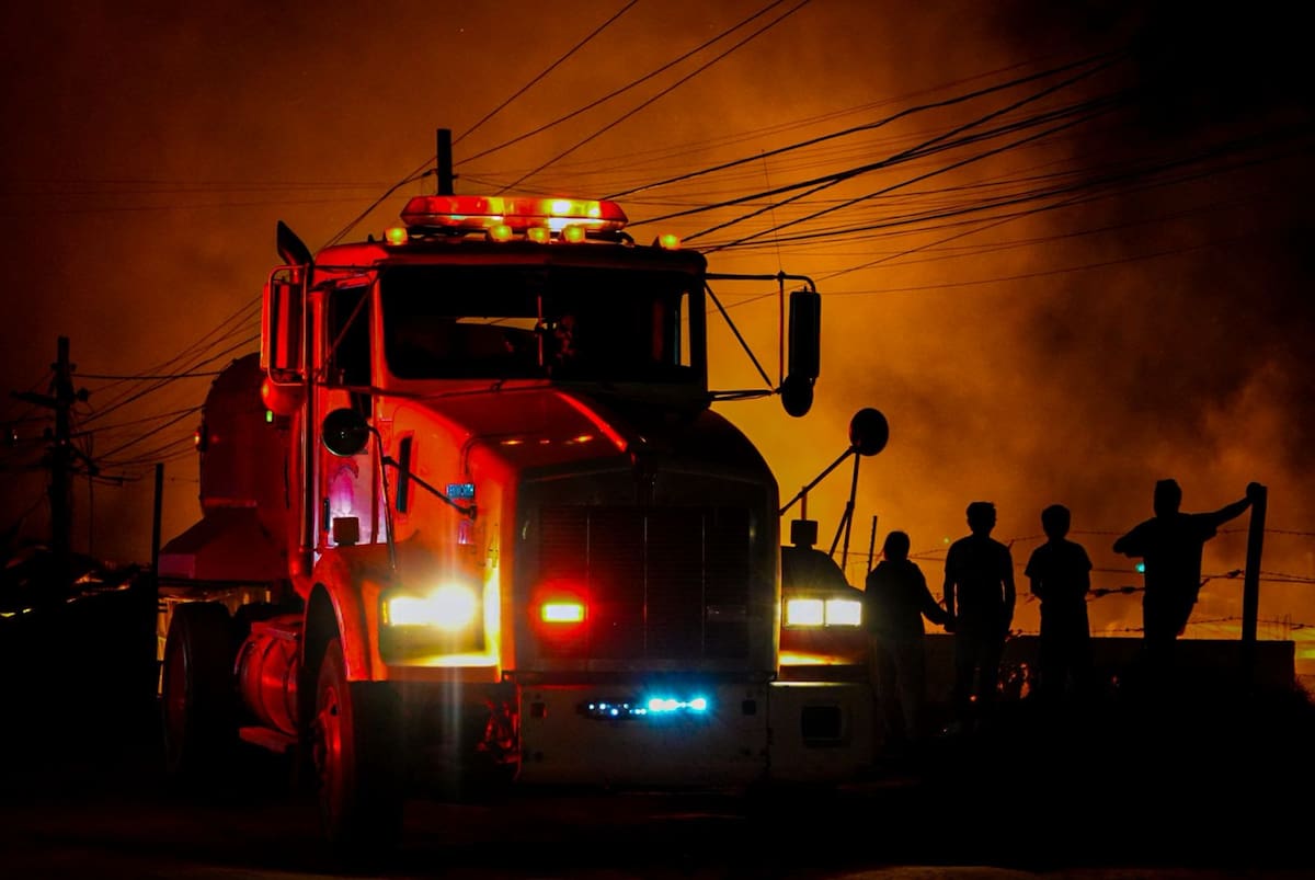 Una fábrica de tarimas ubicada en la colonia Ejido Ojo de Agua fue consumida por un incendio registrado durante la tarde. Foto: Leonardo González
