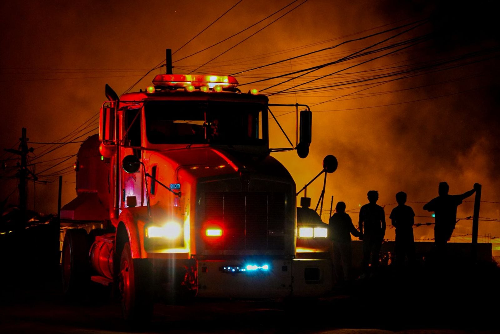Una fábrica de tarimas ubicada en la colonia Ejido Ojo de Agua fue consumida por un incendio registrado durante la tarde. Foto: Leonardo González