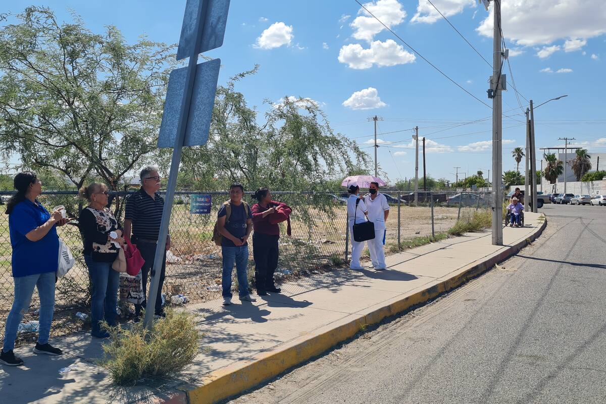 Usuarios esperan en el “solazo” llegada de camiones en Hermosillo