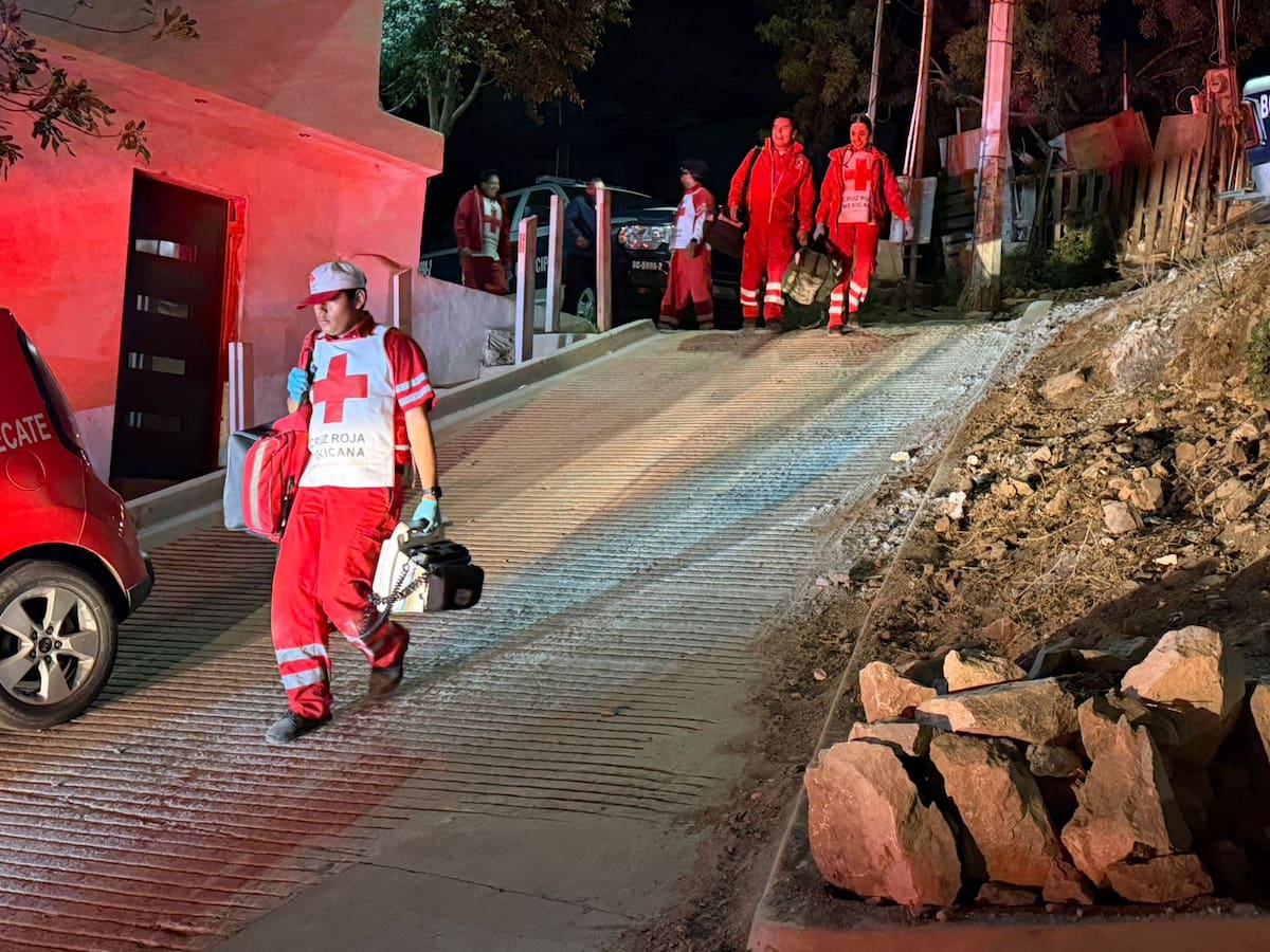 Dos hombres fueron asesinados y otro más resultó herido tras un ataque armado registrado la noche del lunes en la colonia Zona Urbana Mariano Matamoros; autoridades desplegaron un operativo en busca de los responsables. Foto: Border Zoom