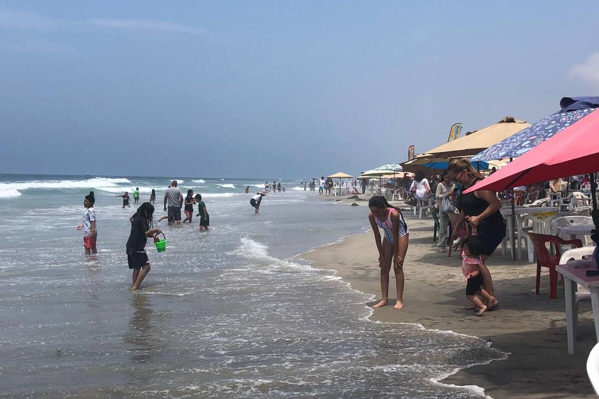Colocan salvavidas banderas rojas por oleaje alto en Playas de Rosarito
