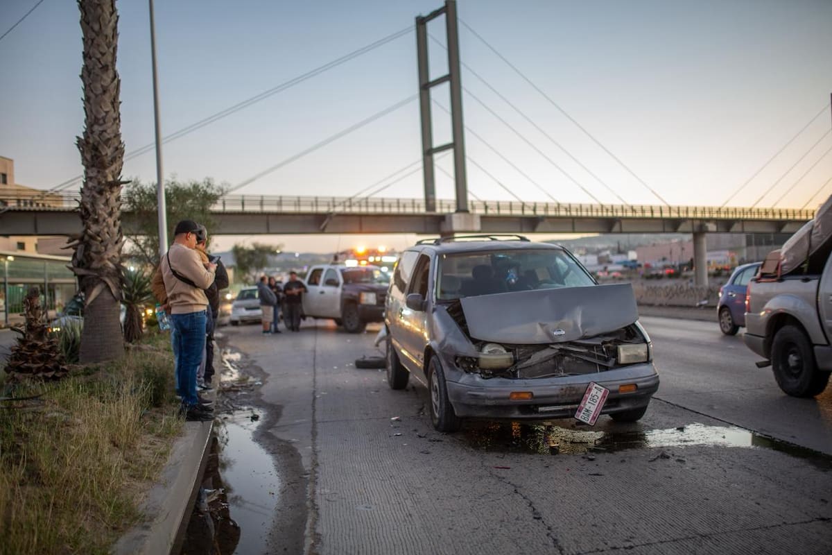 Choque múltiple deja tres vehículos dañados en la Vía Rápida Oriente