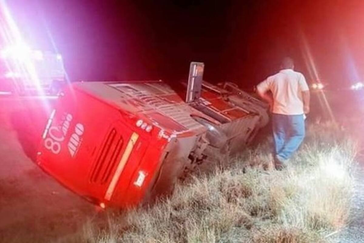 Al menos 19 lesionados al volcarse un autobús de pasajeros en Veracruz