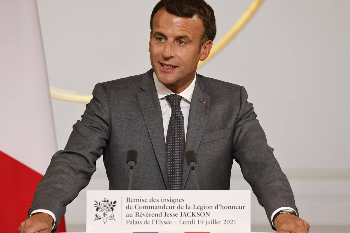 Macron denuncia a ciudadano que colgó carteles de su cara con bigote de Hitler y uniforme nazi
