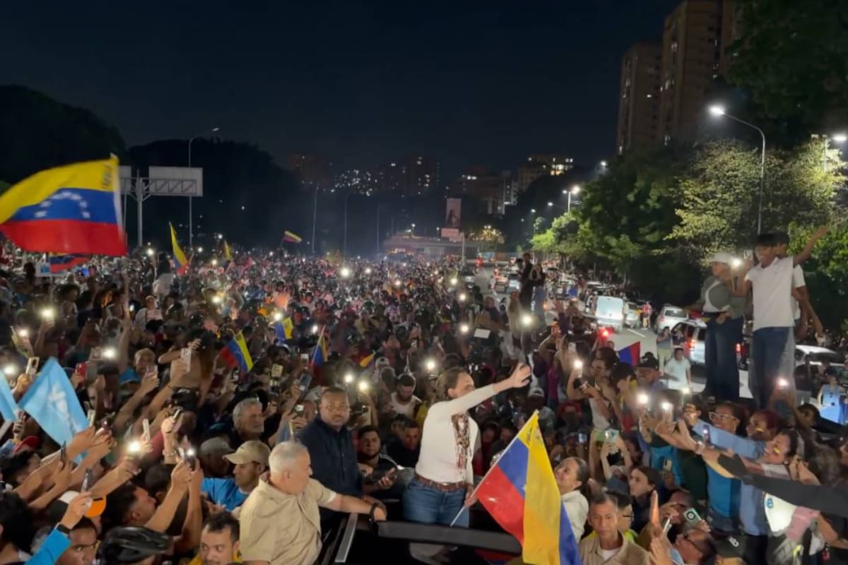 “Tráeme a mis hijos”, “No te vamos a dejar sola”: Así recibieron miles de venezolanos a María Corina Machado quien se movilizó por varios estados del país hasta llegar a Caracas, luego de permanecer en el exilio y salir de la clandestinidad