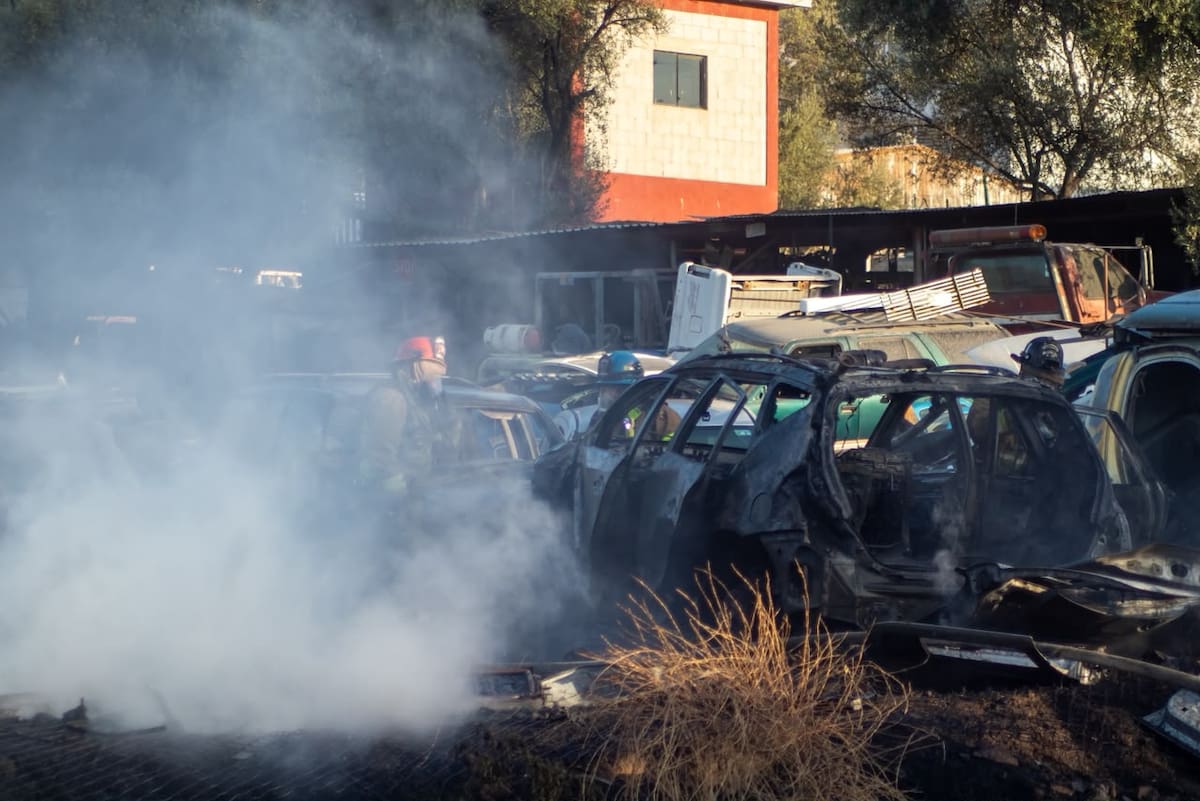 La quema de decenas de llantas provocó una intensa nube de humo visible desde distintos puntos de la carretera libre Tecate-Mexicali. Foto: Border Zoom.