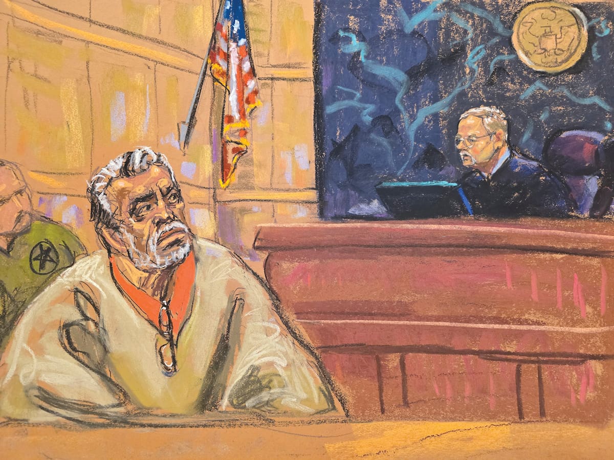Fotografía de un dibujo realizado por la artista Jane Rosenberg el 18 de octubre de 2024, del juez Brian Cogan (d) frente al narcotraficante mexicano Ismael 'el Mayo' Zambada durante el juicio realizado en el Tribunal Federal de Brooklyn en Nueva York (Estados Unidos). | Archivo (EFE/ Jane Rosenberg)