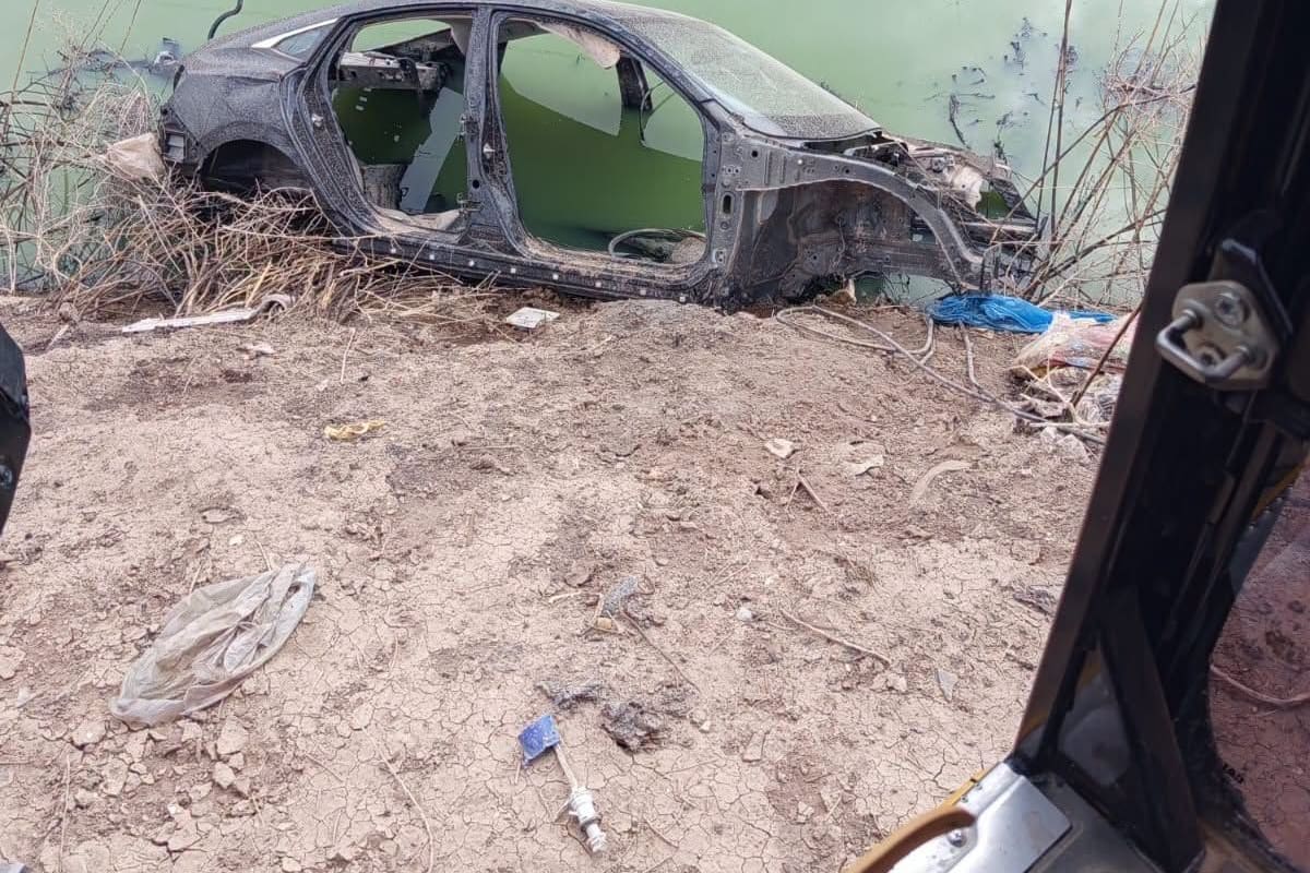 Sacan hasta un vehículo deshuesado del Dren Internacional en Mexicali