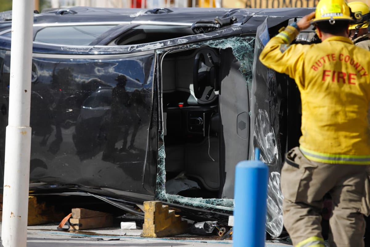 Choque y volcadura deja a dos lesionados