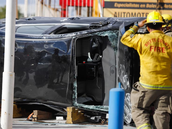 Choque y volcadura deja a dos lesionados