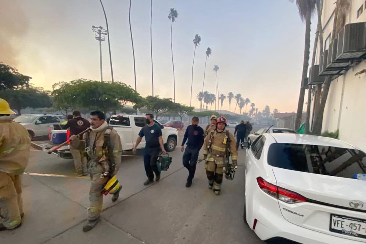 Bomberos de Navojoa apoyan en incendio en plaza de Los Mochis