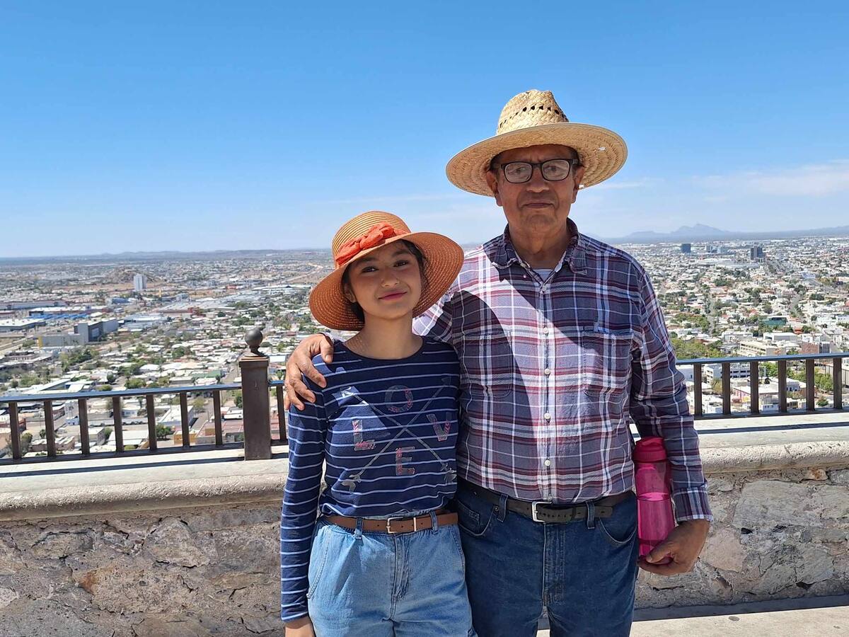 Leonardo Espitia Jordan, quien acudió con su hija Melany Espitia Pérez. Foto: Especial