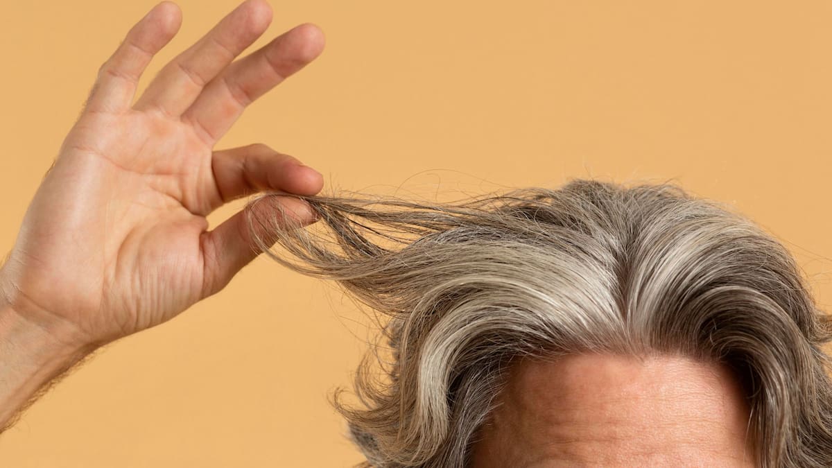 Dejar de teñirse las canas refleja una búsqueda de autonomía y no un descuido; un cambio que, según la Teoría de la Autodeterminación de Deci y Ryan, mejora tu salud mental al priorizar tus valores internos