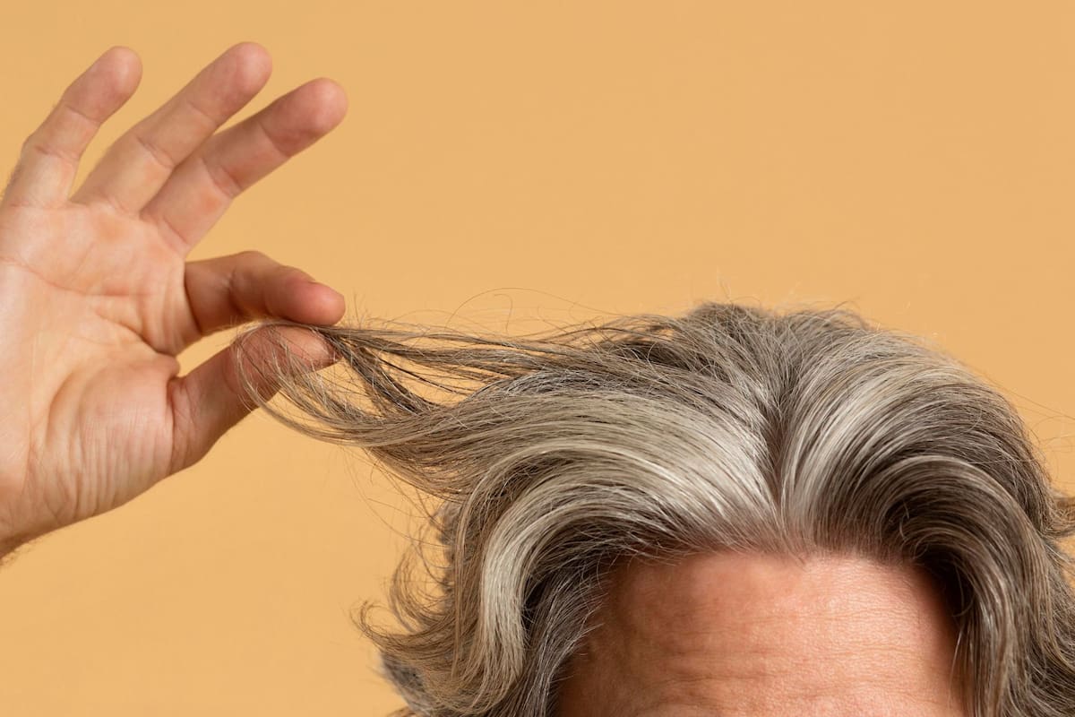 Dejar de teñirse las canas refleja una búsqueda de autonomía y no un descuido; un cambio que, según la Teoría de la Autodeterminación de Deci y Ryan, mejora tu salud mental al priorizar tus valores internos