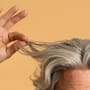 Dejar de teñirse las canas refleja una búsqueda de autonomía y no un descuido; un cambio que, según la Teoría de la Autodeterminación de Deci y Ryan, mejora tu salud mental al priorizar tus valores internos