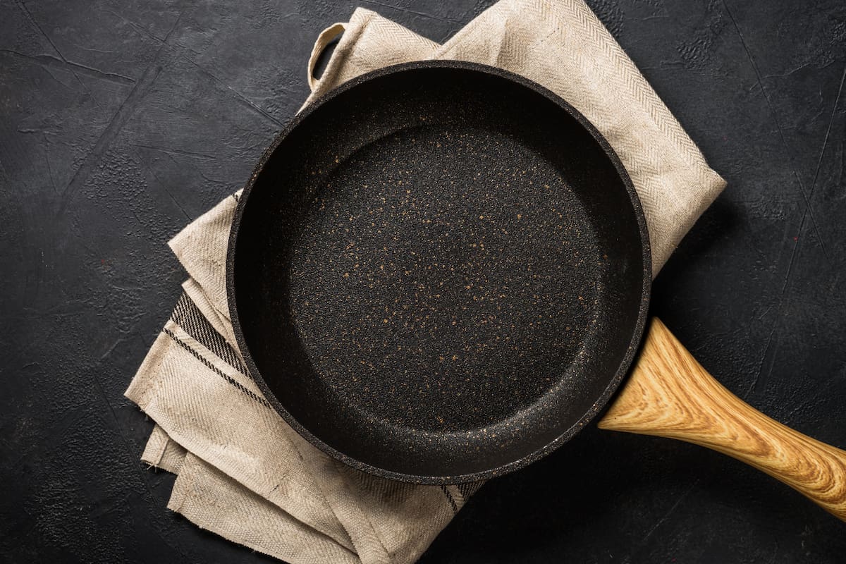 Renovar una sartén sin gastar dinero: el truco casero que alarga su vida útil