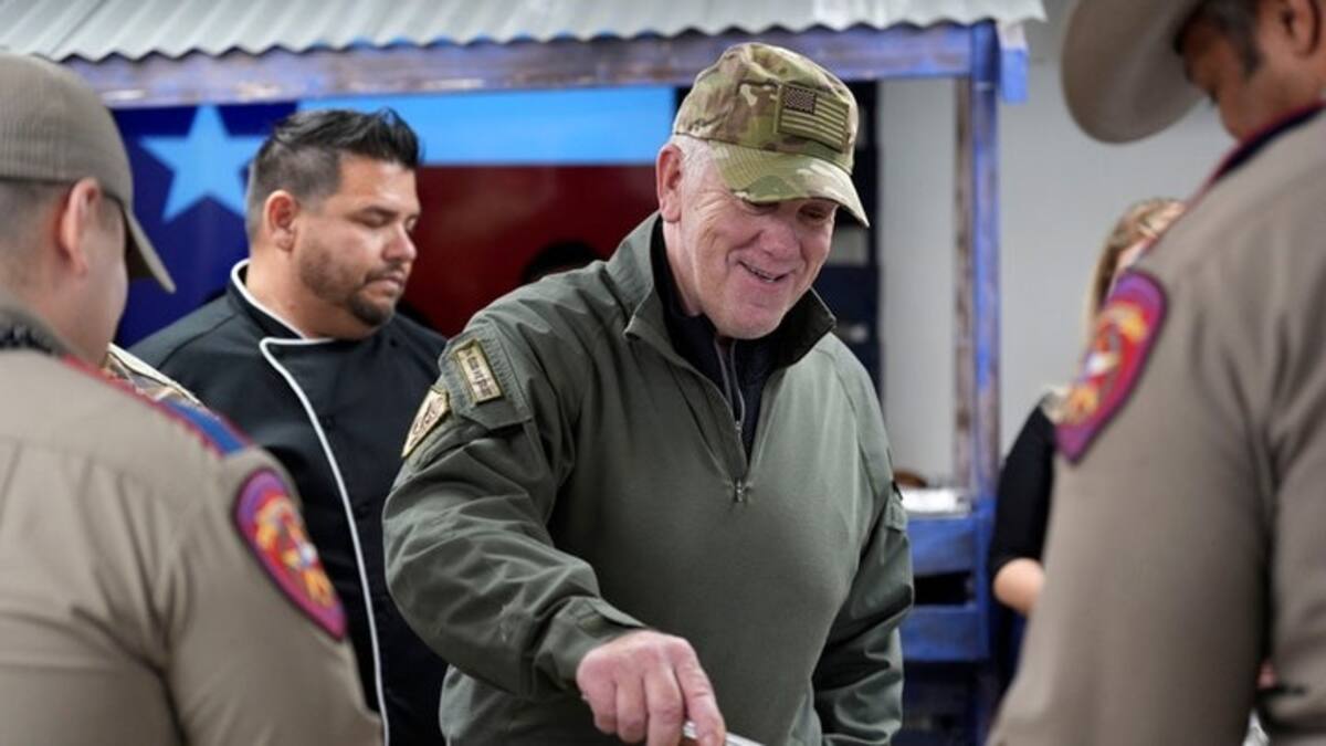 Durante una visita a Eagle Pass, Texas, el designado "Zar fronterizo", Tom Homan, destacó los planes de expulsión masiva de migrantes, supervisó el reforzamiento del muro fronterizo y anunció la construcción de nuevos centros de detención para indocumentados. Foto: AP